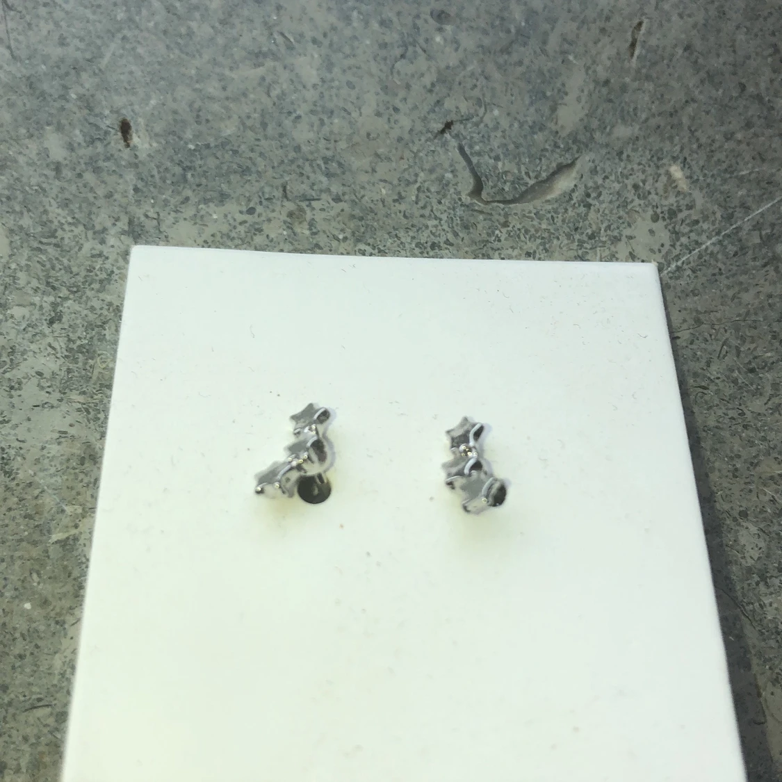 Nyskick  jättefina små örhängen som jah tyvärr ej kan andvända