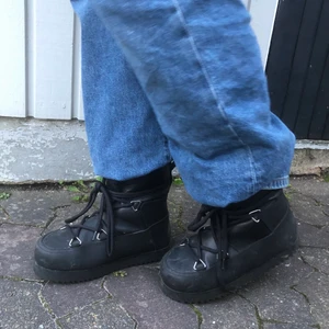 Winter boots - Vinterkängor från & other stories. Använda 2 säsonger, men syns att dom är använda! Väldigt sköna & snygga skor, lite tunga när man går men man vänjer sig! Normal i storleken! Köpta för 1750kr och säljs inte längre. Köparen står för frakt alt. mötas upp i Stockholm!