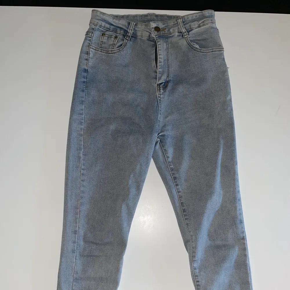 Ett helt par oanvända skinnyjeans i storlek M för 100 kr . Jeans & Byxor.