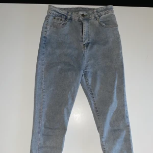 Blå Skinnyjeans i storlek M  - Ett helt par oanvända skinnyjeans i storlek M för 100 kr 