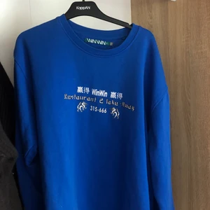 Blå sweatshirt - Blå sweatshirt, står storlek 2XL. Jag är i vanliga fall M och har haft denna som en väldigt oversized sweatshirt.
