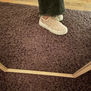 Snygga rosa skor! - Endast testade för dessa bilder. Från märket ”Anna field”. Rosa skor med vit sula samt ”pärlor” på hälen och rosa skosnören