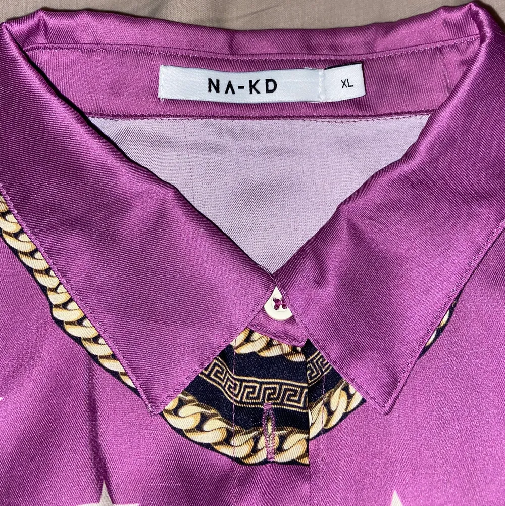 Flerfärgad skjorta från NA-KD med funky tryck. Skjortor.