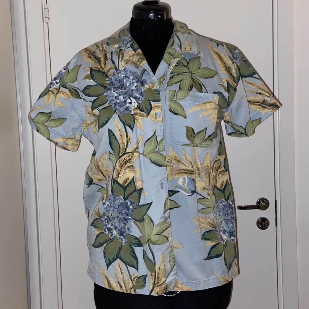Hawaii skjorta i pastellfärger från second hand. Skjortor.