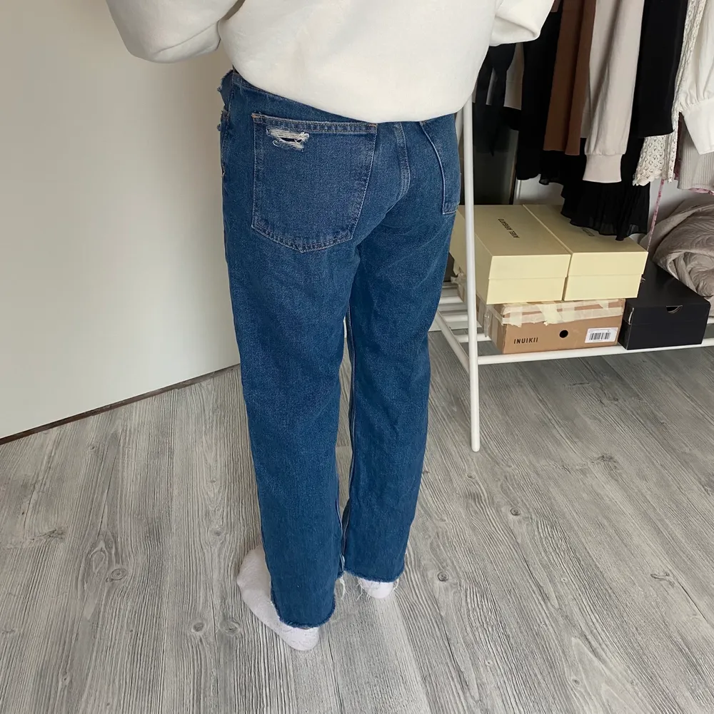 Helt oanvända jeans från pull&bear i strlk 36. Jag är 1,60 lång och på mig är längden perfekt. Kan antingen mötas upp i Stockholm eller frakta för spårbart paket - 66kr eller icke spårbart - gratis💕. Jeans & Byxor.