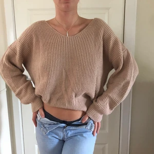 Stickad tröja - Stickad tröja från chiquelle i en rosa färg, detaljer på rygg.