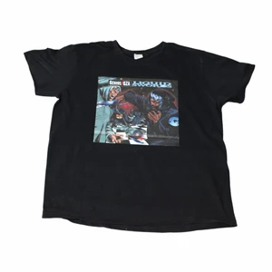 Shadowboxing - Vintage T-shirt - Den perfekta tröjan för er som älskar hip hop särskilt frn 90-talet. Med ett av de kändaste albumen frn den eran på en cool svart tröja. Från rapparna genius och gza. Den är riktigt unik och svår att få tag på. Köpt på en secondhandbutik i USA.