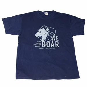 We Roar - Vintage T-shirt - En riktigt fet mörkblå tröja med ett ljusare tryck från ett stort college i USA. Perfekt för dig som gillar en lite mer baggy stil med nautiska färger! Köpt på en thriftstore i USA.