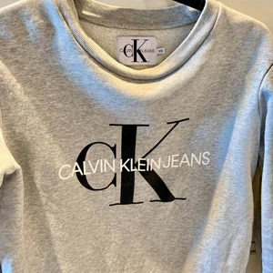 Calvin klein tjocktröja XS - Nästintill oanvänd tröja, inköpt förra sommaren, storlek XS men passar S också 