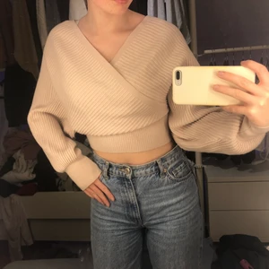 Stickad tröja - En super skön stickad omlotttröja, i bra skick! Köparen står för frakten💞