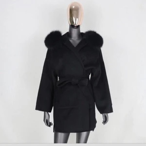 Pälskappa (Äkta)  - Säljer min pälsjacka som jag andvänt cirka 4-5 gånger förra hösten så den är i väldigt gott skick, säljer pga jag vill köpa en annan färg. (Köpt för 2900)