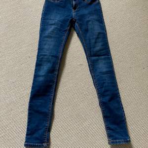 Ett par blåa lågmidjade jeans som är använda väldigt få gånger, ser helt nya ut! Storlek 158/xs,xxs.                                  75kr+frakt✨