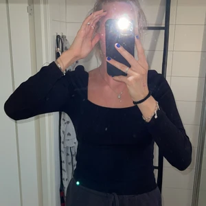Gullig topp - Gullig svart topp från Gina tricot. Tröjan är långärmad och har gullig detalj över bysten. Tröjan är använd ett fåtal gånger. Och super snygg nu till hösten. Storlek m. Priset går alltid att diskutera. Betalning sker alltid innan jag skickar. +frakt tillkommer 😘😋❤️