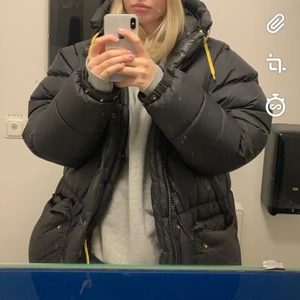 Fjällräven jacka  - Kikar intresset på denna jacka. Skriv om ni är intresserade. Köp direkt för 4000kr eller buda. Bud på: 4000