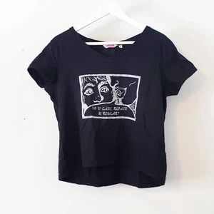 Kort handtryckt t-shirt - En svart och luftig t-shirt med det vita trycket "Do u care, repair and rewear?" 🖤 Kan mötas upp i Luleå!