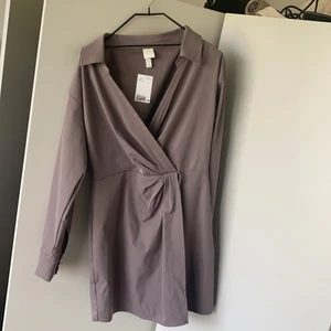 Klänning knyt H&M - KLÄNNING H&M storlek 40 med knytning i midjan