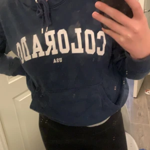 Hoodie - Hoodie stolen L men skulle säga att den är mer som M. Använd fåtal gånger, säljer pga jag aldrig använder den längre.