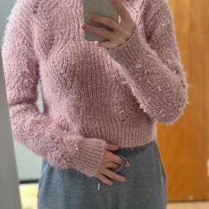  Märke oklart  - Rosa lurvig tröja som sagt märket är oklart 