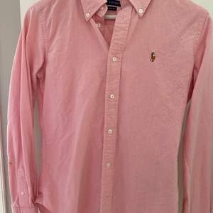 Ralph Lauren dam skjorta i rosa färg. Super slim fit i storlek 6, vilket motsvarar xs/small . Liten färg fläck på armen. Ord pris 1200 kr