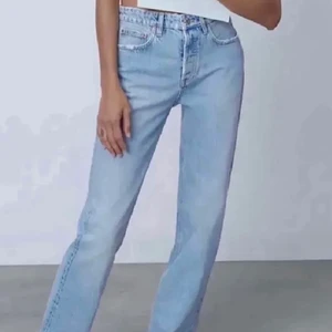 Jeans✨ - Dom populära mid rise jeansen från zara! Storlek 36 men tycker dom sitter lite pösigt på mig🤍 dom är även väldigt långa och jag är 165! Buda från 370 eller köp direkt för 450+ frakt!😀
