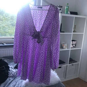 Lila Klänning - Säljer denna fina klänning då den inte kommer till användning, storlek M men passar mig som är en S💜