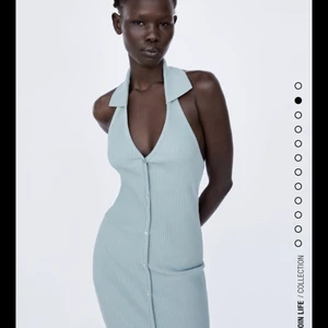 Baby blå klänning - En baby blå lång klänning som är tajt. Den är naken vid ryggen och har knappar hela vägen ner som inte går att knäppa upp. Aldrig använd. 