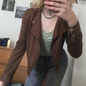 unik sommarjacka - väldigt snygg och unik och bekväm jacka i mockaimitation med fina detaljer! 🌻🥰