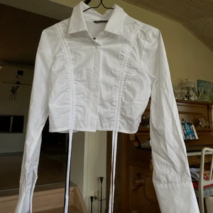 topp - Super cool skjort/topp! Man kan ”dra” i smörerna och göra toppen till ”olika toppar” då det blir olika stilar på det hela! Säljer då den tyvärr är för liten för mig! aldrig använd. 