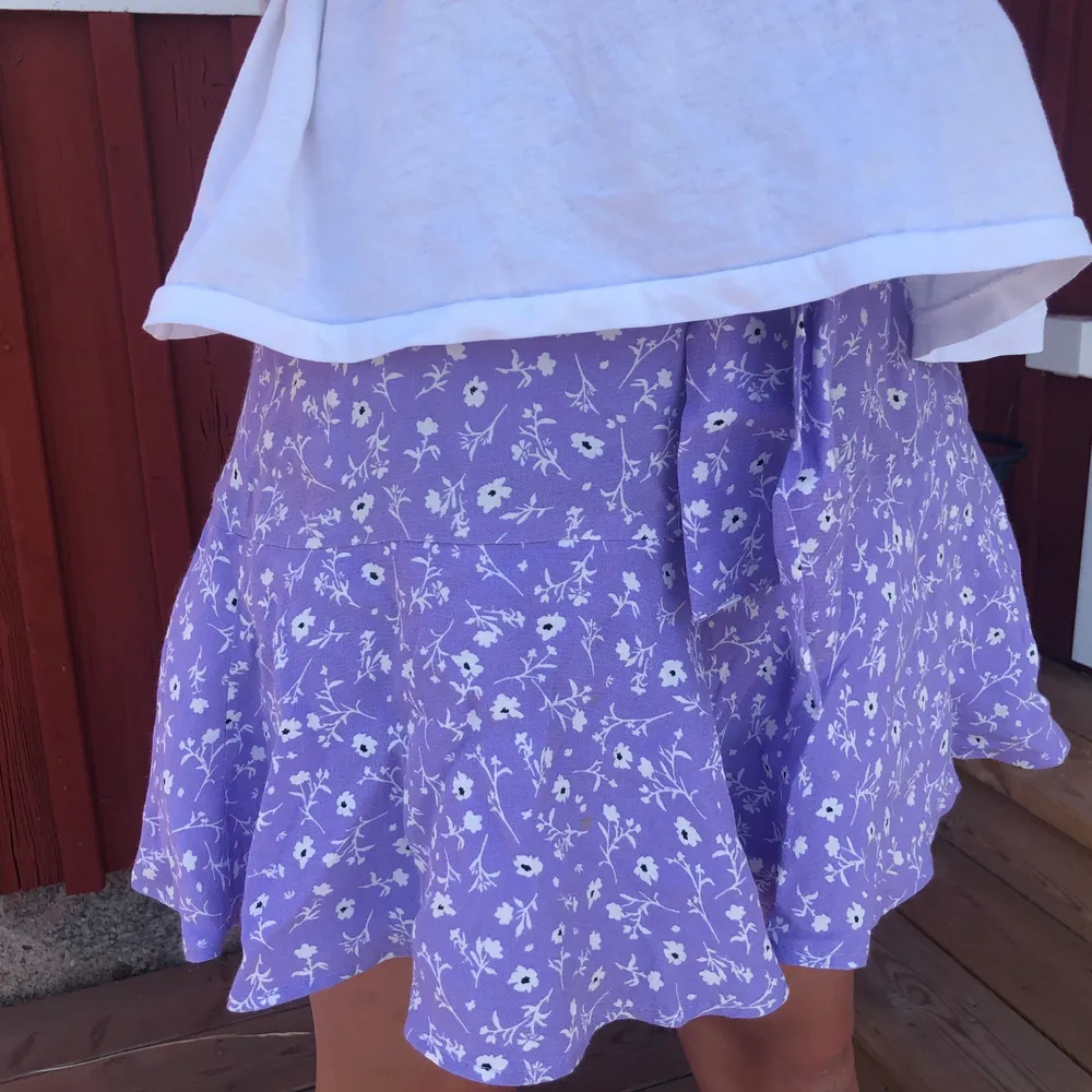 Jättesnygg och somrig kjol som inte längre finns på zara!! Nästan aldrig använd så i jättefint skick! Köpt för 349kr. Kjolar.