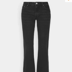 Lågmidjade Jeans weekday - Supersnygga lågmidjade jeans från weekday modellen arrow low. Säljer för att jag behöver en storlek mindre! Storlek 28x32 passar S/M, kan även byta mot 27x32. Använda ungefär 2/3 gånger men som nya! 499kr i nypris 