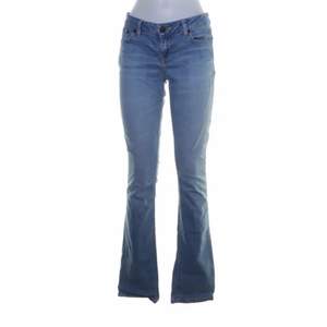 Snygga low waisted jeans köpta på second hand. Säljer dem på grund av att dem är för små, annars är de i fullständigt bra skick. 🌸