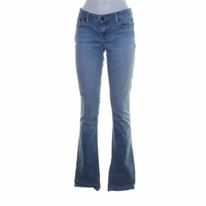 Low waisted jeans  - Snygga low waisted jeans köpta på second hand. Säljer dem på grund av att dem är för små, annars är de i fullständigt bra skick. 🌸