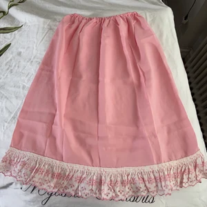 Vintage spets kjol - En riktig vintage kjol med broderad kant nedtill 🌸💕 går till typ strax under knäna, väldigt cottagecore o babydoll vibes 😍✨💗 Elastisk i midjan så passar 34-40 o kanske liten 42! Färgen är mer pastellig rosa irl 💐 Sååå fint skick, köpt i vintagebutik men kommer inte till användning alls, så den förtjänar nytt hem 🌻🌼🌺