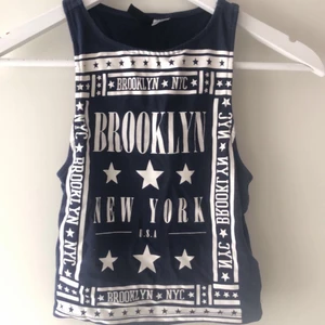 Topp från HM i storlek S  - Toppen är från HM och är i storlek S men sitter lite tightare. Sällan använd💕