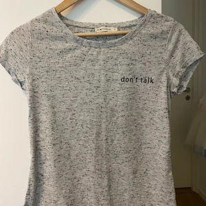  T-shirt strl S - Don’t Talk Behind My Back T-Shirt strl S. I nyskick. 