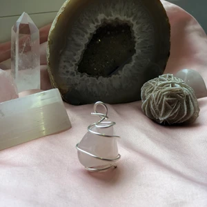 Rose quartz pendant - Söker du kärlek i det dagliga livet? Kärlek för dig själv elelr kanske kärlek från en annan person? Då är denna rosen kvartz för dig. Häng på halsen för lugnande effekter<3