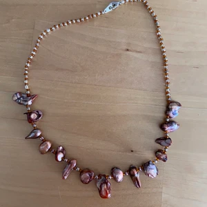 Halsband med stenar  - Kort halsband med små skimrande stenar och pärlor 🤎🐚 Coolt, väldigt unikt, köpt secondhand men kommer inte till användning så mycket 💕☺️ Metallknäppe baktill som sitter ordentligt på plats 💐 Passar till både killar o tjejer! Väldigt beachy y2k vibes 🌊☀️