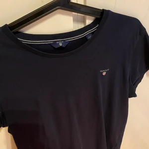 Gant t-shirt - En kanppt använd tröja, köpt ifrån kidsbrandstore , sitter som M , jag har vanligtvis M/L och kan använda dessa tröjor! 