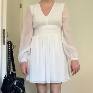 En snygg vit klänning som jag hade på min student! Endast använd en gång och är därmed i fint skick❤️