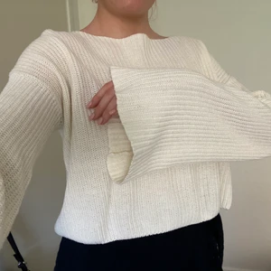 Vit stickad tröja - Denna vita stickade tröjan är tunn och super mysig med sina breda ärmar! Den är inte helt kritvit utan mer crémevit🤩 Den är välanvänd men i fint skick!! Är lite kortare i modellen men absolut inte för kort. Passar väldigt fint till ett par högmidjade byxor eller varför inte en kjol?🤗