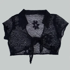 — S O M M A R —  L O P P I S —      Svart litet coverup - Så fin, kanske vintage, köpt på vetons retro. Sitter så snyggt och man kan ha en liten svart simpel klänning under eller bikini eller vad som 😍 köp flera plagg från mitt sommar loppis och få extra 20% rabatt på hela köpet och billigare frakt 