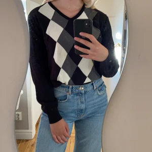 Vintage tröja - Tröja, knappt använd, den är som ny. Halsen är V-ringad. Det står storlek XL men skulle mer säga att den är en S-M (om man vill att den ska sitta lite löst).Skickas tvättad och struken😊