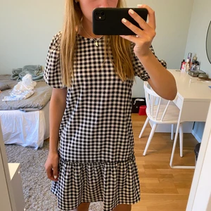 Söt hm klänning - Säljer denna supersöta klänning ifrån hm som jag använt ca 3 gånger!❤️❤️❤️den är i xxs men känns som en vanlig xs-s ;)