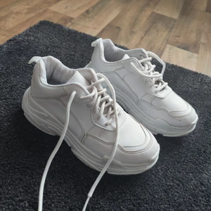 Sneakers från Nelly  - Vita sneakers från Nelly, storlek 36. 