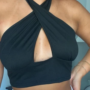 Topp man knyter i nacken - Skit skön topp som dessutom är super fin till fest eller annat, extremt skönt material som är super stretchigt, säljer pga att jag råkade köpa två så denna ligger fortfarande ner paketerad i dens paket 