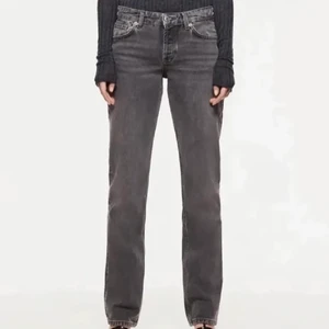 Low Waist Zara Jeans - Jag säljer denna produkt för att jag inte använder dom lika mycket. SLUT SÅLDA PÅ ZARA! storlek 34 passar 36