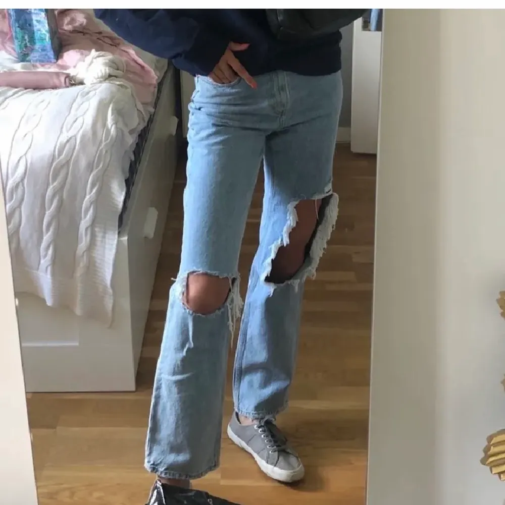 Intresse koll på dessa Mango jeans storlek 38, små i storleken. Helt nya, prislappen kvar. Långa i modellen så passar både längre och kortare personer beroende på hur man vill att de ska sitta. Kan skicka fler bilder vid önskemål.. Jeans & Byxor.