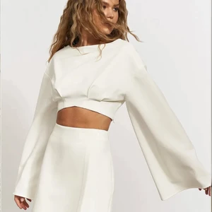 Hanna Schönbergs kollektion  - Säljer detta fina setet från Hannas kollektion med NAKD. Använt en gång (alltså väldigt bra skick) och säljer för att jag inte tycker det passar min stil riktigt. Skicka PM om ni vill ha bilder på det! Nypris: 399kr/del. Säljer båda tillsammans för 200kr + frakt. Storlek M💗