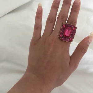 Glittrig rosa ring strl 17-18 - En super snygg rosa, guldig ring. Den förtjänar att användas mer. Strl 17-18❣️