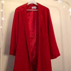 Blazer  - En röd blazer som har vadderade armar från NA-KD i stl 36 som har ett skärp i midjan som man kan spänna åt